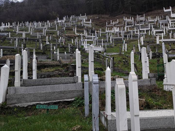 Kenangan Balkan dan Greece 12H10M, Mac 2016 48 Perkuburan Islam di Bosnia. Ciri-cirinya ialah batu nisan yang tinggi.